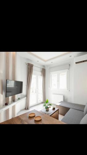 Center at Al Svolou str -50 sqm - 3 p - 2 balconies -2 Tvs - Optical fiber - Washine machine - Fully equipped kitchen - 8th floor