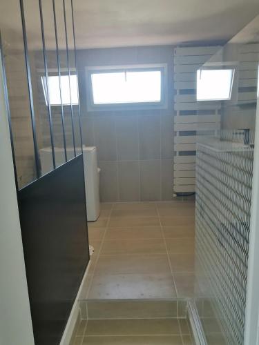 - une salle de bains pourvue d'une porte en verre dans l'établissement Aqui siem ben, à Sète