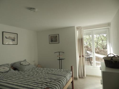 une chambre avec un lit et une fenêtre dans l'établissement Aqui siem ben, à Sète