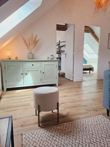 - un salon avec une armoire blanche et une chaise dans l'établissement Appartement Vanille, à Pontivy