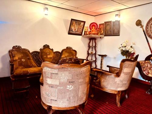 un grupo de sillas en una habitación en Misty heaven diyathalawa, en Ellealutwela