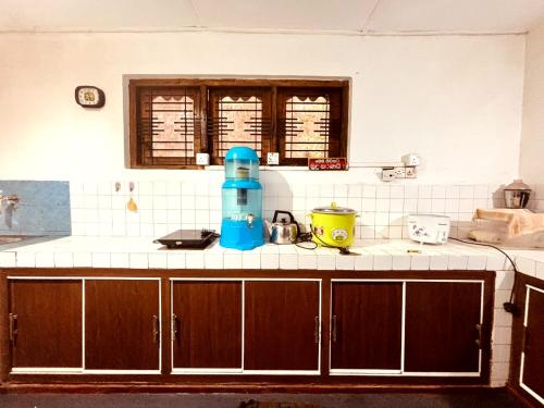 una encimera de cocina con una licuadora azul encima en Misty heaven diyathalawa, en Ellealutwela