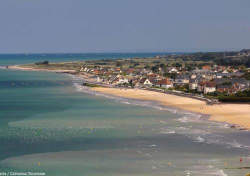 an aerial view of a beach with houses and the ocean at Appartement lumineux et cosy avec jardin vue sur chateau près Port en Bessin, Bayeux et Omaha Beach in Commes