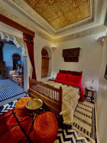 Ένα ή περισσότερα κρεβάτια σε δωμάτιο στο Riad Tagore