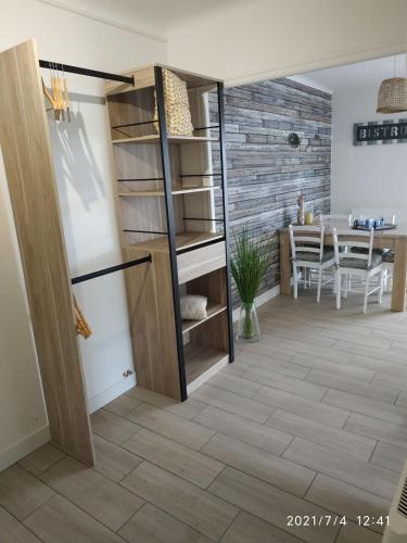 Cette chambre comprend une cuisine et une salle à manger. dans l'établissement Appartement 2km de la mer, La résidence de Thora, à Billiers