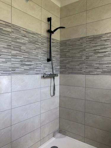 une douche avec une porte vitrée dans une salle de bain dans l'établissement Appartement 2km de la mer, La résidence de Thora, à Billiers