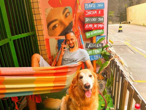Domácí mazlíčci ubytovaní s hosty v ubytování Toca da Mona Roots Hostel