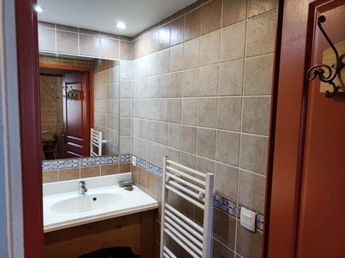 une salle de bain avec un lavabo et un miroir dans l'établissement Superbe T2 classé 3 étoiles bien situé, à Villarembert