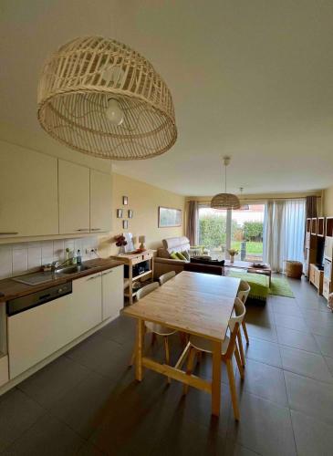Il comprend une cuisine et un salon avec une table en bois. dans l'établissement L'Opaline, Ravissante maison familiale, Wimereux, à Wimereux