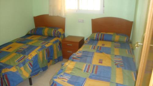 Ένα ή περισσότερα κρεβάτια σε δωμάτιο στο Marinador 1