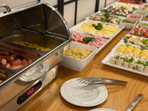 a buffet line with many different types of food at GórSKI SPA Karpacz I dawniej APOLLO in Karpacz