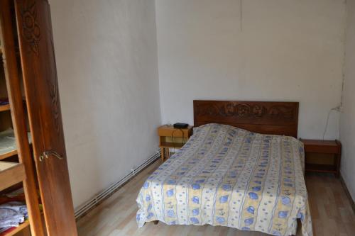 une chambre avec un lit avec une couette dessus dans l'établissement chez Ernestine, à Pléguien