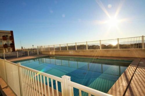 une grande piscine sur un balcon bien exposé dans l'établissement Studio Tahiti beach face à la mer, à Frontignan