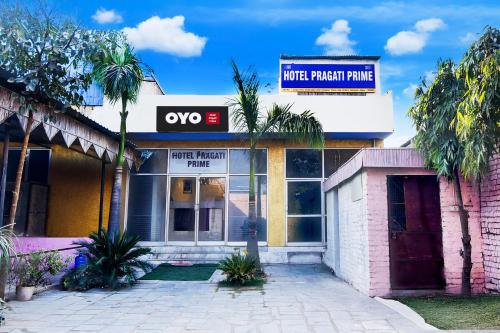 um prédio com uma placa que diz estacionamento oxo em Super Hotel O Pragati Prime em Jaipur