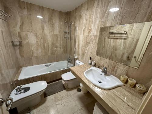 Koupelna v ubytování Elviria beach front apartment