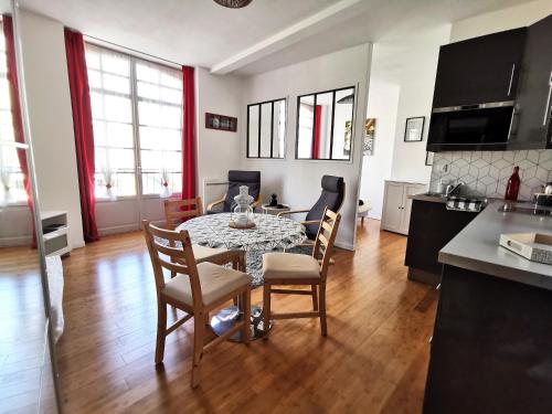 une cuisine et un salon avec une table et des chaises dans l'établissement Petit Vitet, à Dieppe