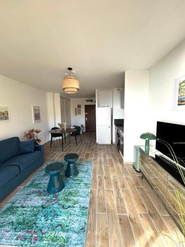 un salon avec un canapé et une table dans l'établissement Mon Cocon entre Mer&Maquis, à Ajaccio