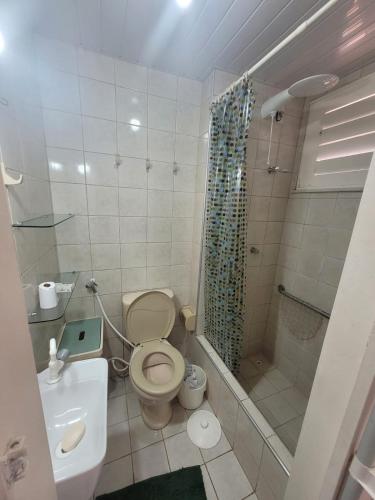 ein Badezimmer mit Dusche, Toilette und Waschbecken in der Unterkunft MB06101 - Morro Branco - Térreo - 3 quartos - 2 suites in Beberibe
