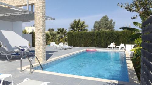 Bazén v ubytování Xenos Villa 1 With Private Swimming Pool Near The Sea nebo v jeho okolí