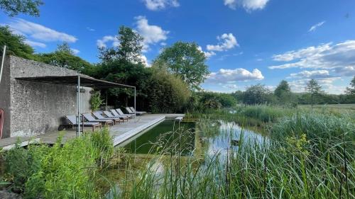 Photo de la galerie de l'établissement Déconnectez, Respirez au Domaine de la Beurrerie, 25 mn du Puy - Piscine Naturelle Privative - Full Confort et Calme absolu, 2 Chambres doubles, à Saint-André-sur-Sèvre