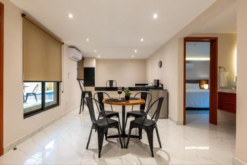 a kitchen and dining room with a table and chairs at Hotel 28 Cancun in Cancún