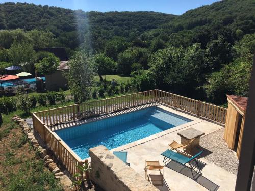 Bazén v ubytovaní La Maison de LAZ , maison de caractère entièrement rénovée 2022 alebo v jeho blízkosti