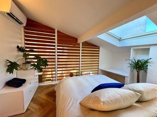 une chambre avec un grand lit et une fenêtre dans l'établissement Nid douillet - Maison tout équipée, à Bordeaux