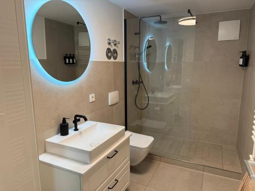 a bathroom with a sink and a shower at Altstadt Perle - Modernes Flair in Erfurt in Erfurt