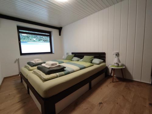 une chambre avec un lit dans une pièce avec une fenêtre dans l'établissement Ferienwohnung 'Unter der Burg', à Brodenbach