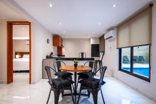 a kitchen and dining room with a table and chairs at Hotel 28 Cancun in Cancún