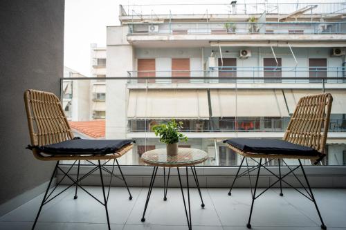 Nicole's Modern Center Apt with Private Parking