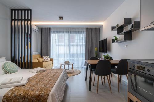 Nicole's Modern Center Apt with Private Parking