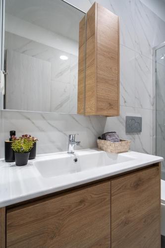 Nicole's Modern Center Apt with Private Parking