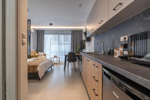 Nicole's Modern Center Apt with Private Parking
