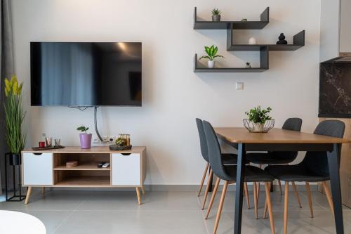Nicole's Modern Center Apt with Private Parking