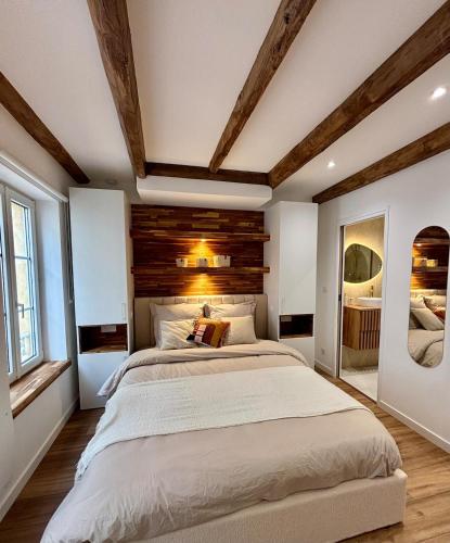 Un dormitorio con una cama grande con una pared de madera. en Studio 2 Metz Centre-Ville, Gare, en Metz
