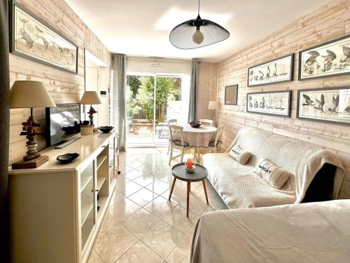 a living room with a couch and a table at méridien situé proximité de la plage du men du in La Trinité-sur-Mer
