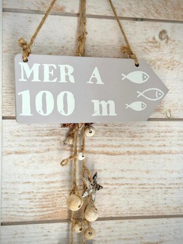 a sign that says mer a hanging on a wall at méridien situé proximité de la plage du men du in La Trinité-sur-Mer