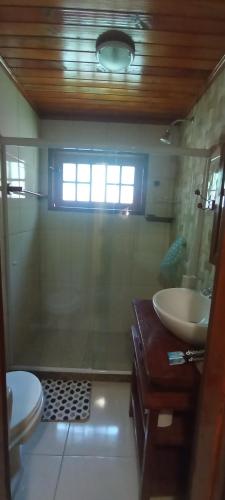 a bathroom with a toilet and a sink at Sitio Recanto da Paz Chalés - casa e chalé para temporada in São Pedro da Serra