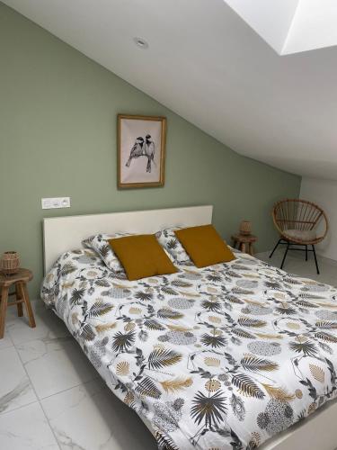 une chambre avec un lit avec une couette dessus dans l'établissement Au petit charmeur!, à Sorbey