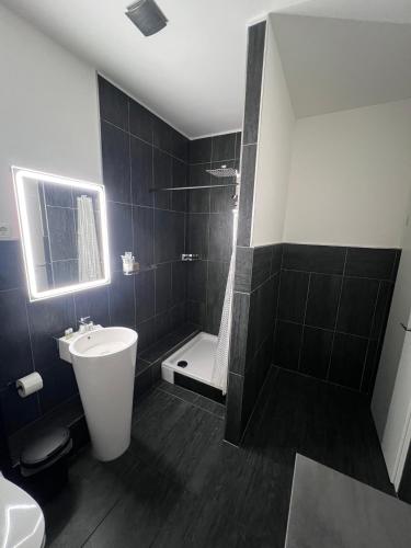 Bilik mandi di La Suite Hotel & Apartment, Hanau City Centre - Contactless Check-in