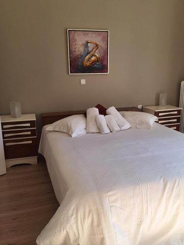 a bedroom with a bed with two towels on it at Itea's Garden House in Kírra