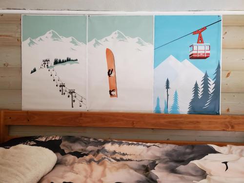 un mur orné d'une fresque murale représentant une remontée mécanique dans l'établissement Studio en montagne, à Besse-et-Saint-Anastaise