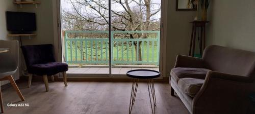Una sala de estar con un sofá y una ventana grande. en joli appartement bord de mer, en Pornic