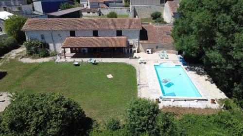 une vue aérienne d'une maison avec piscine dans l'établissement 23, Grande Rue, Patreville, Val D'Auge, Charente, à Saint-Médard