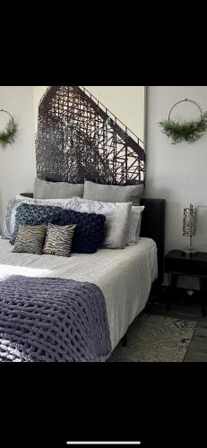 Un dormitorio con una cama grande con cabecero de red. en Modern Lakefront Paradise, en Chandler