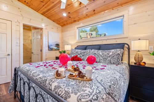 ピジョン・フォージにあるEnchanted Forest Hideaway by Ghosal Luxury Lodgingのピンクの装飾が施されたベッドルーム1室