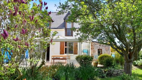 une maison blanche avec un jardin en face dans l'établissement Maison Croas Zellour, à Ploubazlanec