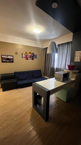 a living room with a couch and a table at FLAT NO CORAÇÃO De ALPHAVILLE in Barueri