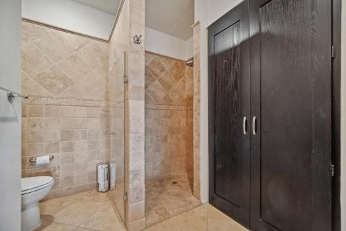 Ein Badezimmer in der Unterkunft Casa Cascada Cabo Poolside Retreat, Minutes from Beach!